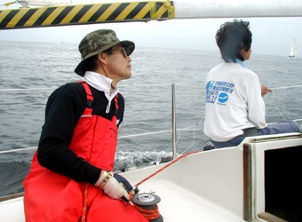 ジブセイルを見つめる扇谷氏の写真