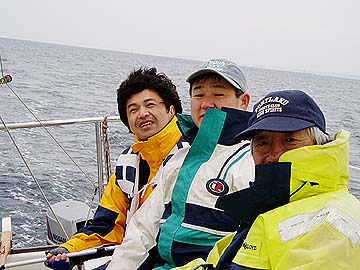 クルー三人の写真