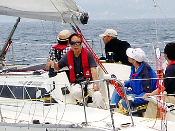 サングラスとライフジャケットがかっこいい林氏の写真
