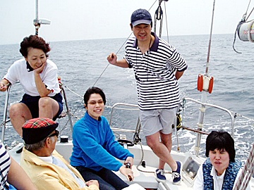 後部デッキで和気藹々、市川氏らの写真