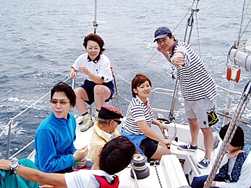 後部デッキで和気藹々、久野氏らの写真