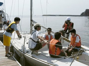 デッキでミーティングしている様子の写真