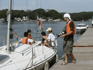 桟橋からカメラを構えるカメラマンの写真