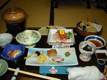 豪華なお料理がお膳に並びます