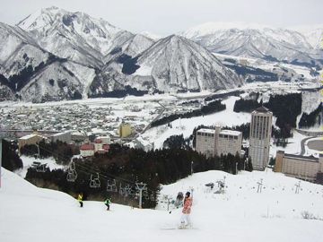 湯沢ナスパ・スキーガーデンのゲレンデの上から見下ろして、