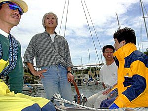 甲板で出発待ちしている様子、イイお天気