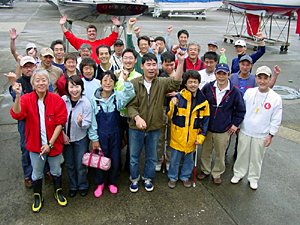 全員勢揃いで記念撮影、ガッツポーズも勢揃い